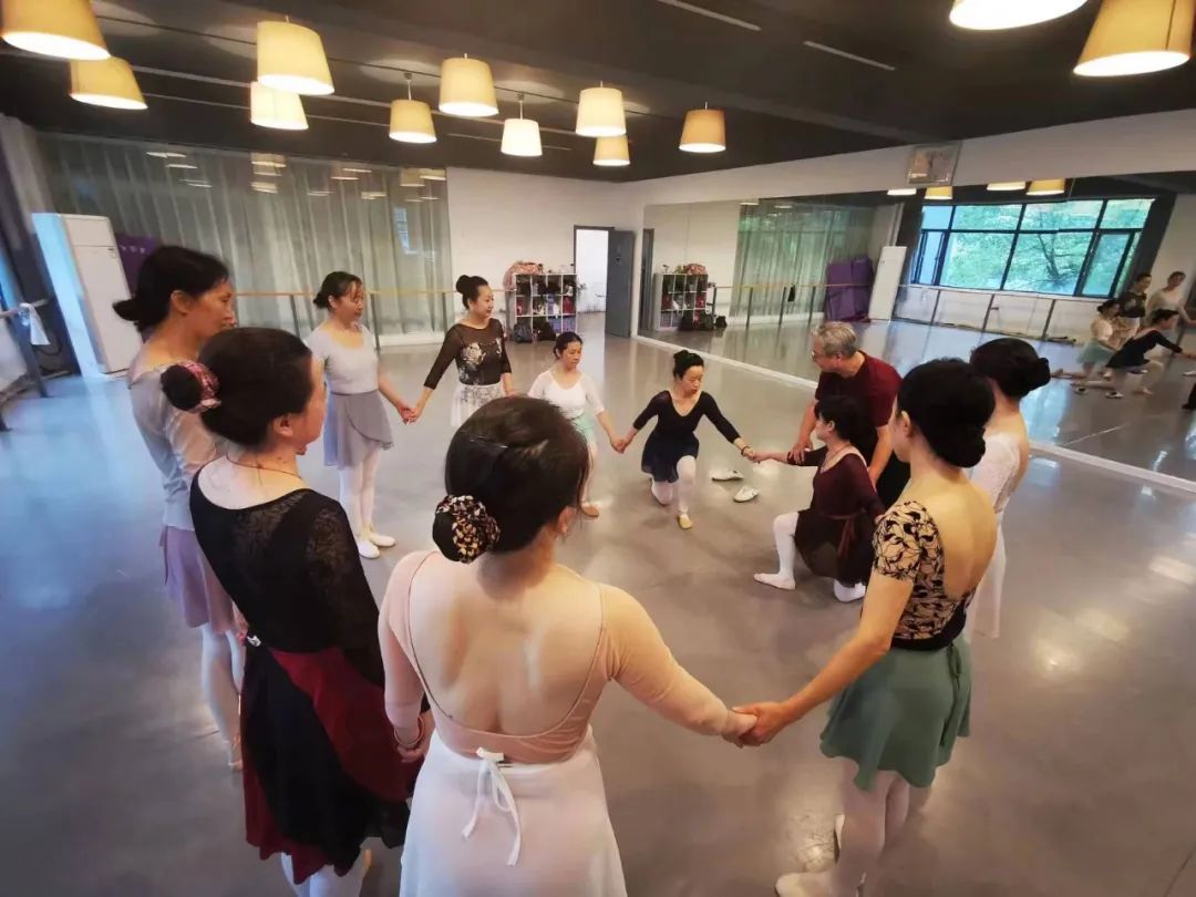 这才是退休族生活的高级感,她们把优雅融入了生活和生命休闲区蓝鸢梦想 - Www.slyday.coM 这才是退休族生活的高级感,她们把优雅融入了生活和生命休闲区蓝鸢梦想 - Www.slyday.coM