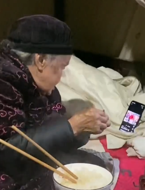 88岁老奶奶吃饭玩手机被晚辈“教训”,外孙女:她是网瘾少女休闲区蓝鸢梦想 - Www.slyday.coM 88岁老奶奶吃饭玩手机被晚辈“教训”,外孙女:她是网瘾少女休闲区蓝鸢梦想 - Www.slyday.coM