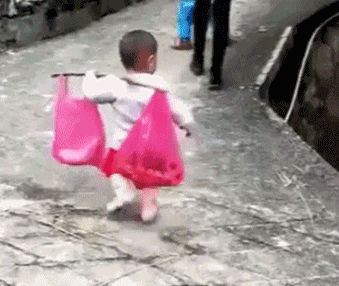 老人带娃的路子有多野?看完我服了哈哈哈!休闲区蓝鸢梦想 - Www.slyday.coM 老人带娃的路子有多野?看完我服了哈哈哈!休闲区蓝鸢梦想 - Www.slyday.coM