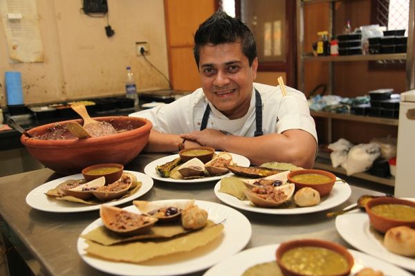 当地时间2020年2月20日，印度新德里，厨师萨比端着一盘印度河流域食物文明的菜肴。 （视觉中国）