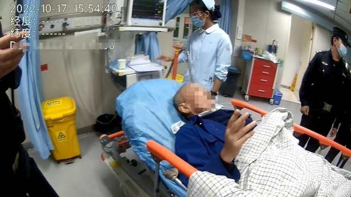 病床上,七旬老人看着身边两个男子说:把名字写给我,我要好好谢谢你们休闲区蓝鸢梦想 - Www.slyday.coM 病床上,七旬老人看着身边两个男子说:把名字写给我,我要好好谢谢你们休闲区蓝鸢梦想 - Www.slyday.coM