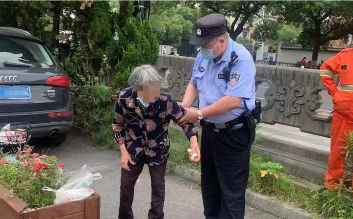 病床上,七旬老人看着身边两个男子说:把名字写给我,我要好好谢谢你们休闲区蓝鸢梦想 - Www.slyday.coM 病床上,七旬老人看着身边两个男子说:把名字写给我,我要好好谢谢你们休闲区蓝鸢梦想 - Www.slyday.coM