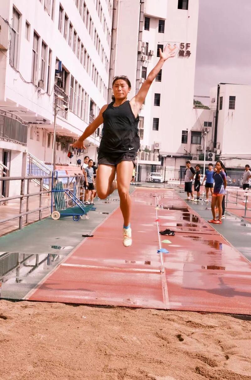 市运会“我的运动家”⑧ 跳远女孩梦想第一个冠军,父亲忘不了路灯下的影子休闲区蓝鸢梦想 - Www.slyday.coM 市运会“我的运动家”⑧ 跳远女孩梦想第一个冠军,父亲忘不了路灯下的影子休闲区蓝鸢梦想 - Www.slyday.coM