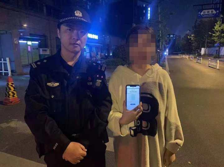 病床上,七旬老人看着身边两个男子说:把名字写给我,我要好好谢谢你们休闲区蓝鸢梦想 - Www.slyday.coM 病床上,七旬老人看着身边两个男子说:把名字写给我,我要好好谢谢你们休闲区蓝鸢梦想 - Www.slyday.coM