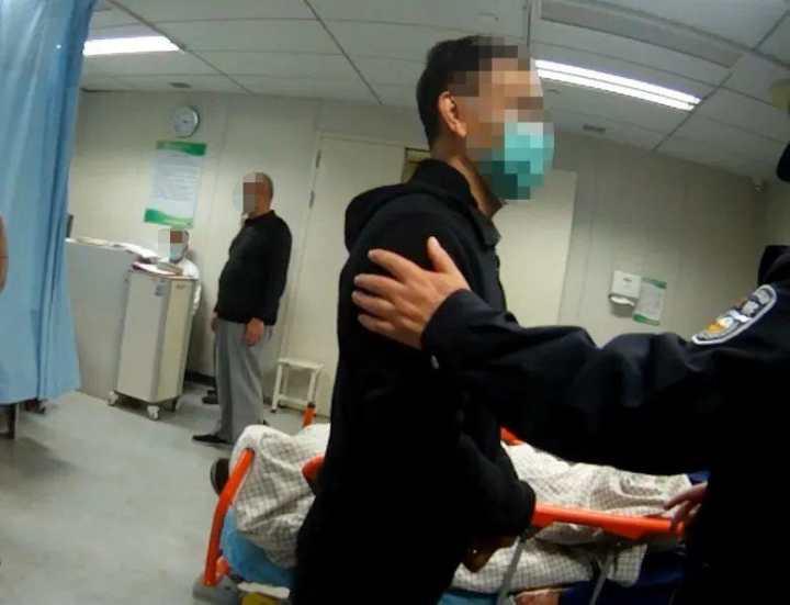 病床上,七旬老人看着身边两个男子说:把名字写给我,我要好好谢谢你们休闲区蓝鸢梦想 - Www.slyday.coM 病床上,七旬老人看着身边两个男子说:把名字写给我,我要好好谢谢你们休闲区蓝鸢梦想 - Www.slyday.coM