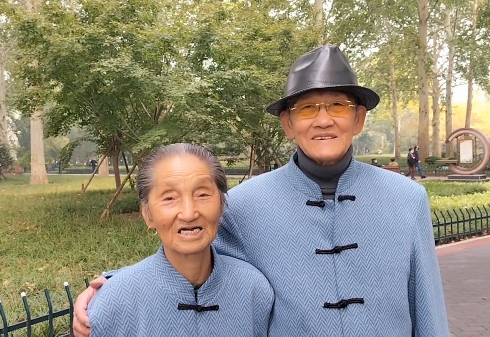 8旬夫妇穿情侣装手牵手遛弯,年轻时没顾上照顾老伴老了补上休闲区蓝鸢梦想 - Www.slyday.coM 8旬夫妇穿情侣装手牵手遛弯,年轻时没顾上照顾老伴老了补上休闲区蓝鸢梦想 - Www.slyday.coM