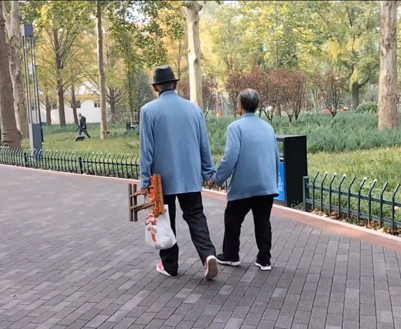8旬夫妇穿情侣装手牵手遛弯,年轻时没顾上照顾老伴老了补上休闲区蓝鸢梦想 - Www.slyday.coM 8旬夫妇穿情侣装手牵手遛弯,年轻时没顾上照顾老伴老了补上休闲区蓝鸢梦想 - Www.slyday.coM