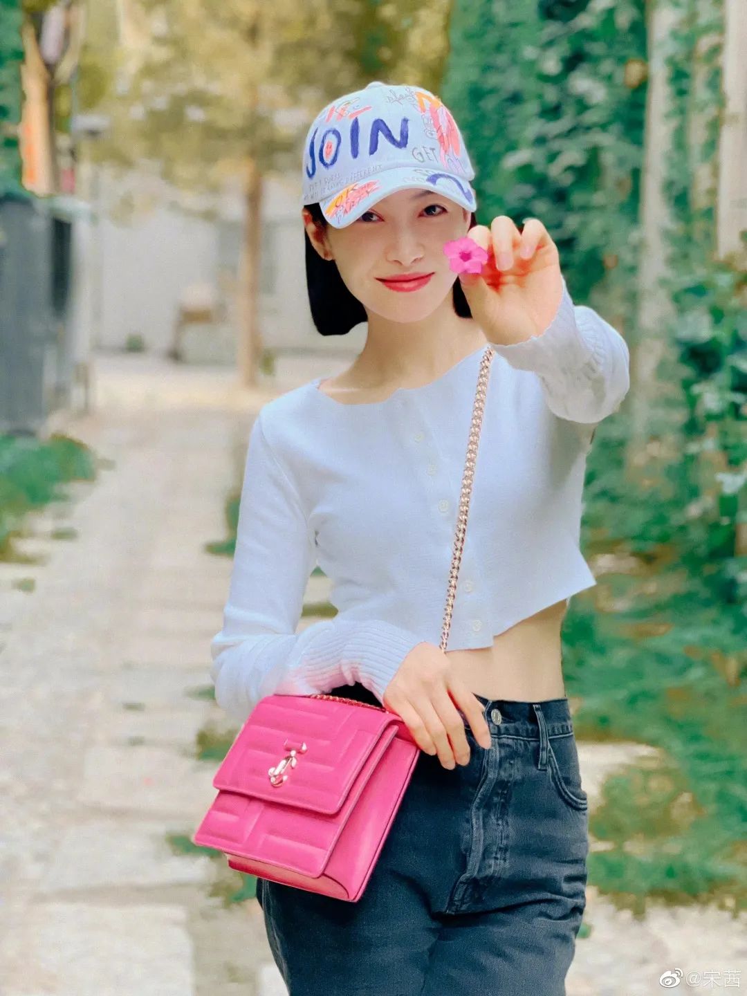 刚入秋,秦岚就把头发切了休闲区蓝鸢梦想 - Www.slyday.coM 刚入秋,秦岚就把头发切了休闲区蓝鸢梦想 - Www.slyday.coM