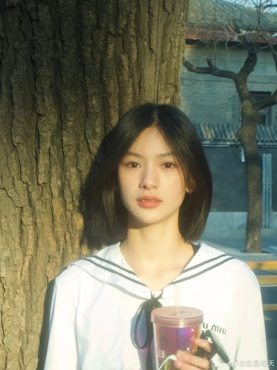 刚入秋,秦岚就把头发切了休闲区蓝鸢梦想 - Www.slyday.coM 刚入秋,秦岚就把头发切了休闲区蓝鸢梦想 - Www.slyday.coM