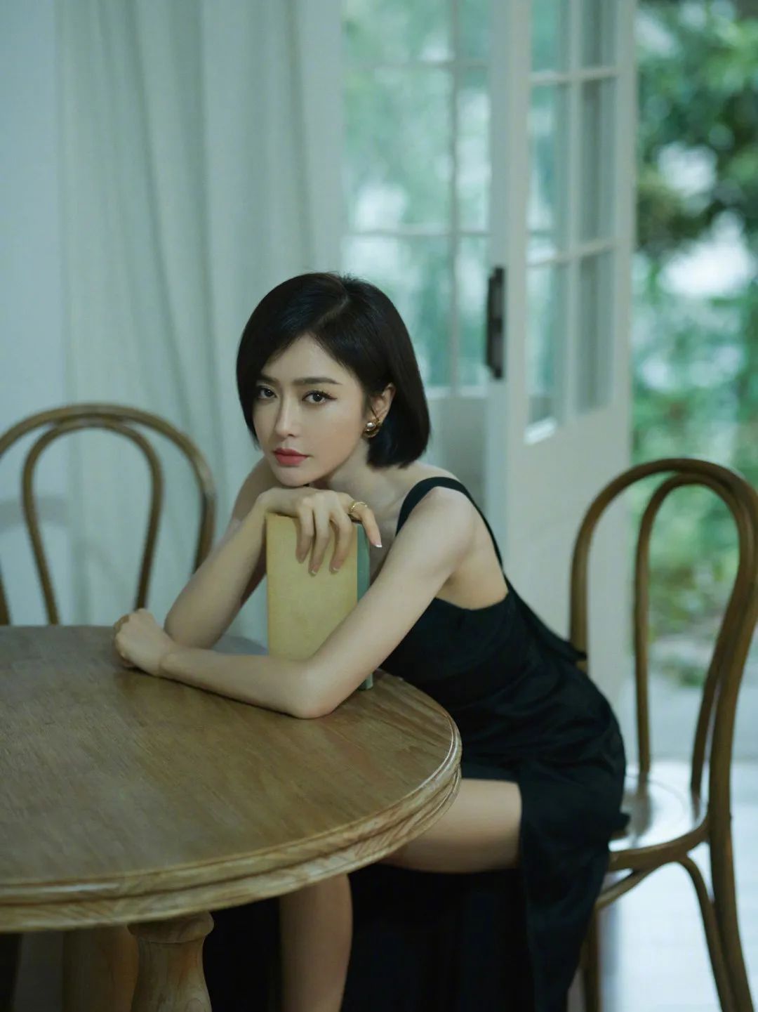 刚入秋,秦岚就把头发切了休闲区蓝鸢梦想 - Www.slyday.coM 刚入秋,秦岚就把头发切了休闲区蓝鸢梦想 - Www.slyday.coM