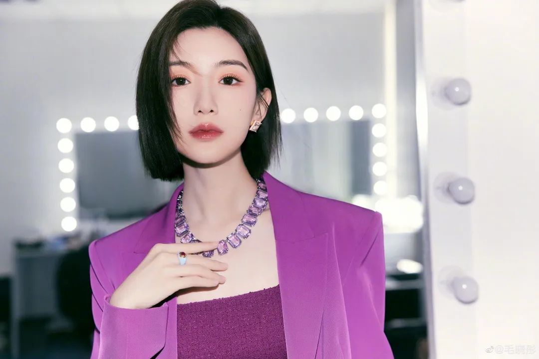 刚入秋,秦岚就把头发切了休闲区蓝鸢梦想 - Www.slyday.coM 刚入秋,秦岚就把头发切了休闲区蓝鸢梦想 - Www.slyday.coM