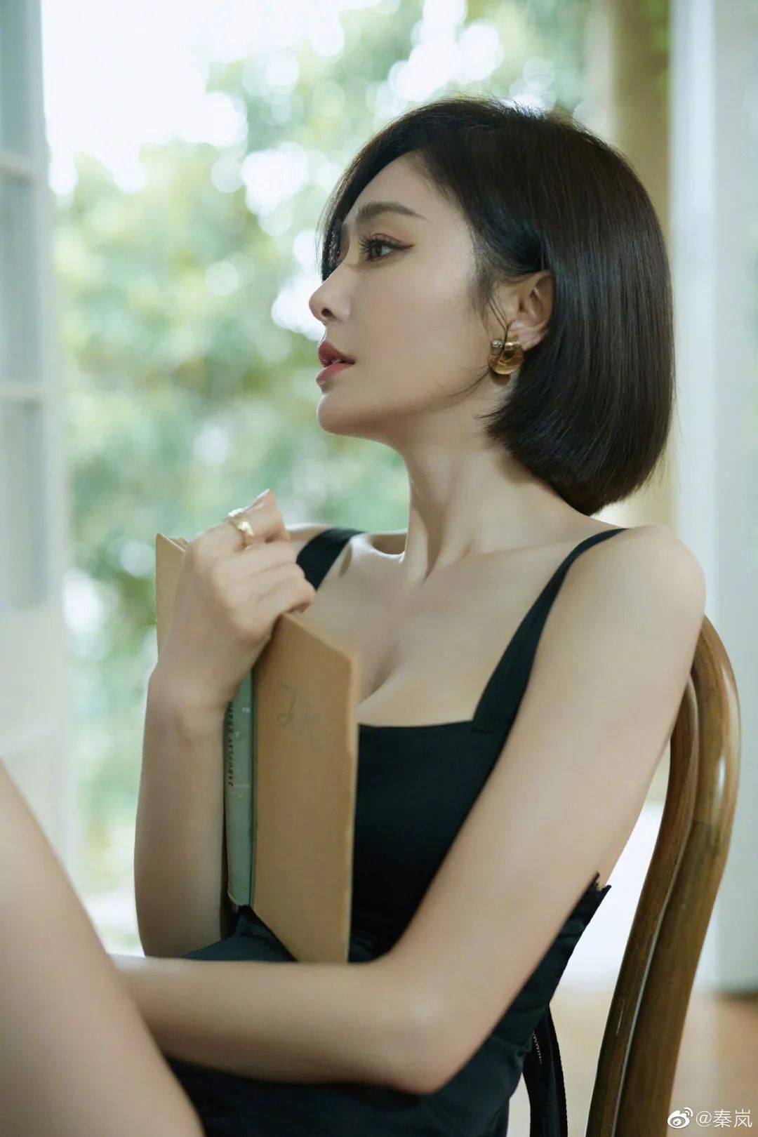 刚入秋,秦岚就把头发切了休闲区蓝鸢梦想 - Www.slyday.coM 刚入秋,秦岚就把头发切了休闲区蓝鸢梦想 - Www.slyday.coM