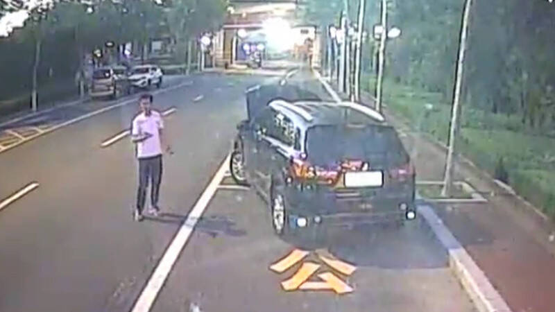 青岛女司机热心帮忙修车 车主次日在同一时间地点等候送奶茶 网友:相互奔赴的真诚让城市更温暖休闲区蓝鸢梦想 - Www.slyday.coM 青岛女司机热心帮忙修车 车主次日在同一时间地点等候送奶茶 网友:相互奔赴的真诚让城市更温暖休闲区蓝鸢梦想 - Www.slyday.coM