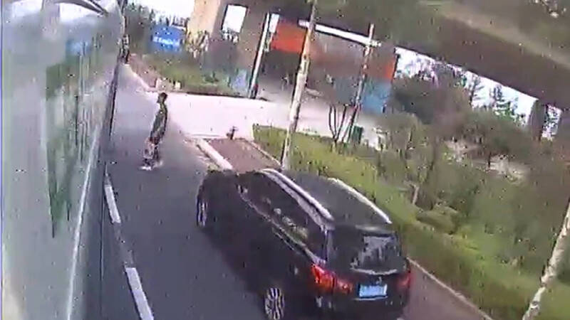 青岛女司机热心帮忙修车 车主次日在同一时间地点等候送奶茶 网友:相互奔赴的真诚让城市更温暖休闲区蓝鸢梦想 - Www.slyday.coM 青岛女司机热心帮忙修车 车主次日在同一时间地点等候送奶茶 网友:相互奔赴的真诚让城市更温暖休闲区蓝鸢梦想 - Www.slyday.coM