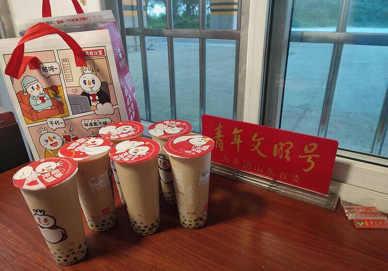 青岛女司机热心帮忙修车 车主次日在同一时间地点等候送奶茶 网友:相互奔赴的真诚让城市更温暖休闲区蓝鸢梦想 - Www.slyday.coM 青岛女司机热心帮忙修车 车主次日在同一时间地点等候送奶茶 网友:相互奔赴的真诚让城市更温暖休闲区蓝鸢梦想 - Www.slyday.coM