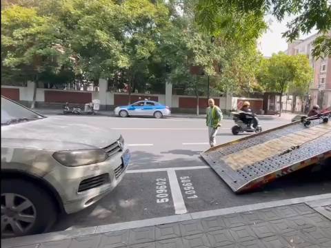 一台途锐因停车场停了2年，产生停车费49463元……