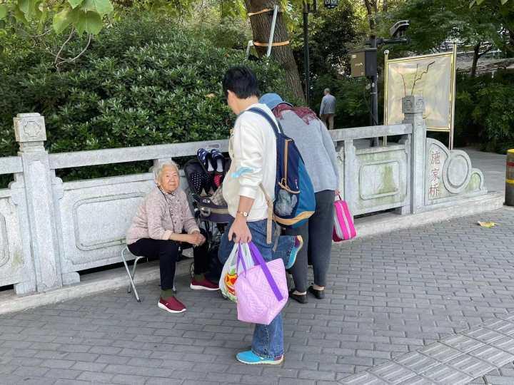 河南老太太忍痛卖嫁妆（84岁河南大娘在闹市街头支起卖鞋垫小摊，杭州人：一针一线，真好）