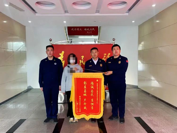 “我没有可以谈心的人,只能拨119!”听到电话里的海浪声,接线员这个举动救了她一命休闲区蓝鸢梦想 - Www.slyday.coM “我没有可以谈心的人,只能拨119!”听到电话里的海浪声,接线员这个举动救了她一命休闲区蓝鸢梦想 - Www.slyday.coM