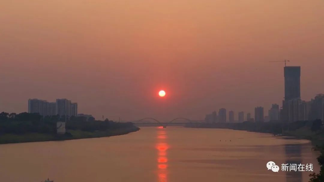 震撼!南宁邕江畔上演气势恢宏的落日大片,下班的时候你看到了吗?休闲区蓝鸢梦想 - Www.slyday.coM 震撼!南宁邕江畔上演气势恢宏的落日大片,下班的时候你看到了吗?休闲区蓝鸢梦想 - Www.slyday.coM