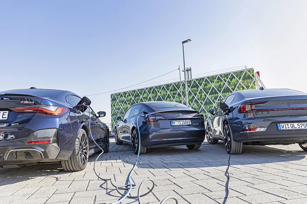 【德味】高性能玩具:特斯拉Model 3、极星2和BMW i4 M50休闲区蓝鸢梦想 - Www.slyday.coM 【德味】高性能玩具:特斯拉Model 3、极星2和BMW i4 M50休闲区蓝鸢梦想 - Www.slyday.coM