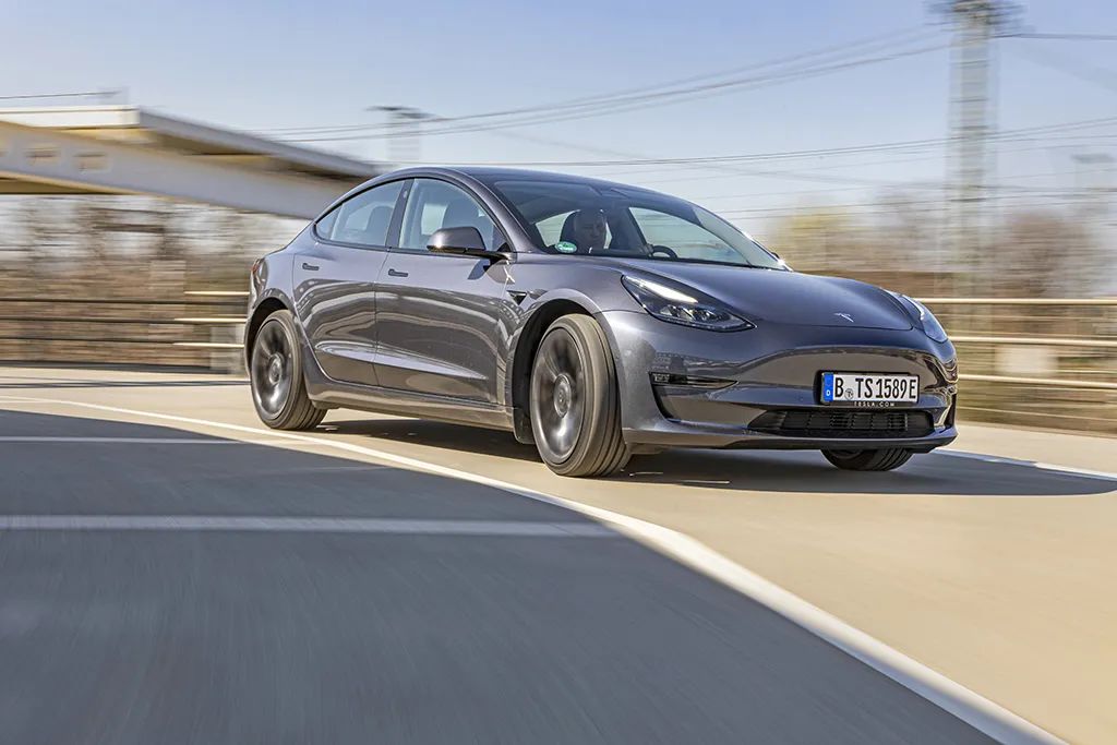 【德味】高性能玩具:特斯拉Model 3、极星2和BMW i4 M50休闲区蓝鸢梦想 - Www.slyday.coM 【德味】高性能玩具:特斯拉Model 3、极星2和BMW i4 M50休闲区蓝鸢梦想 - Www.slyday.coM