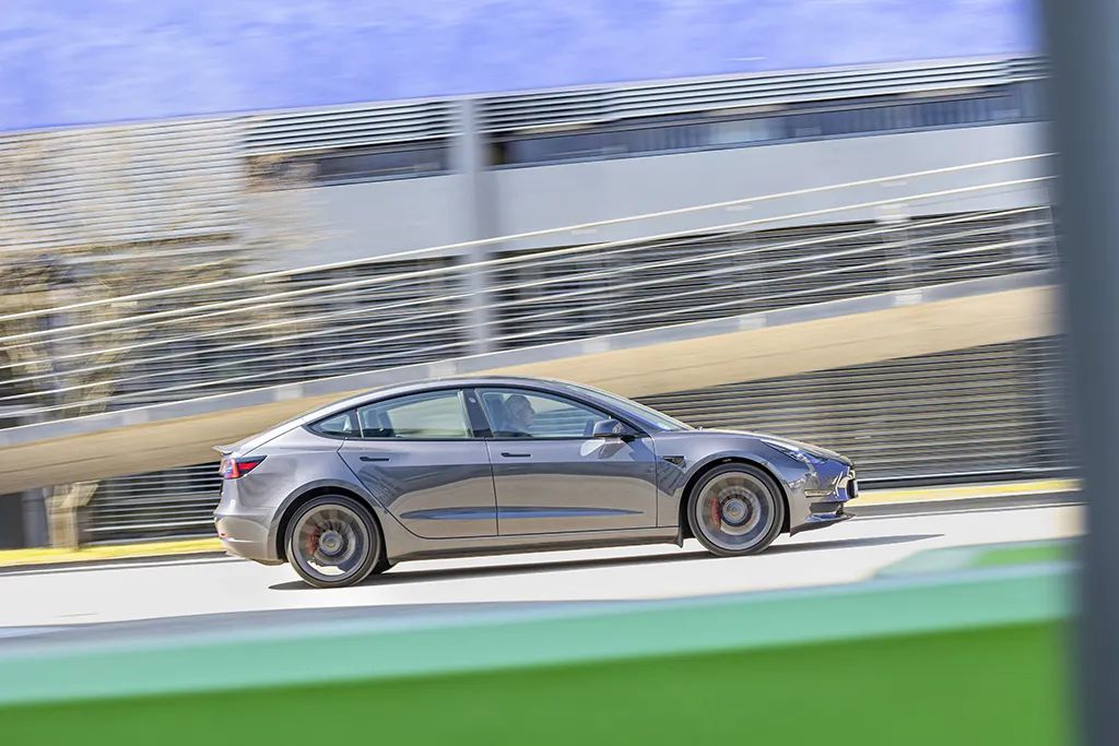 【德味】高性能玩具:特斯拉Model 3、极星2和BMW i4 M50休闲区蓝鸢梦想 - Www.slyday.coM 【德味】高性能玩具:特斯拉Model 3、极星2和BMW i4 M50休闲区蓝鸢梦想 - Www.slyday.coM