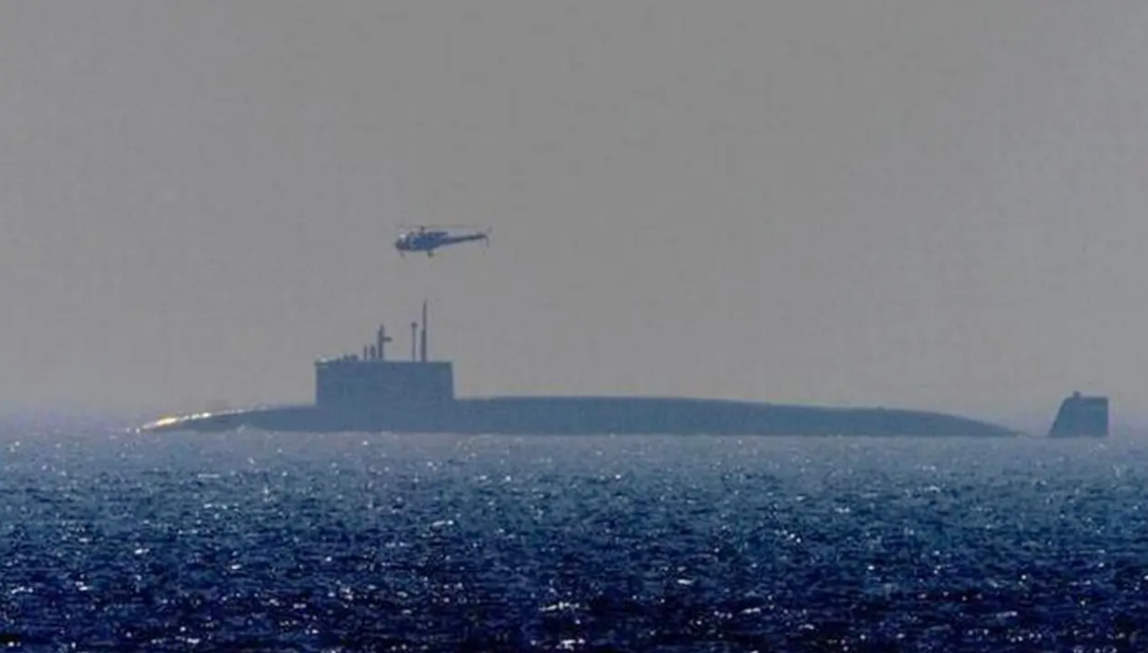 水面航行的“歼敌者”号核潜艇。