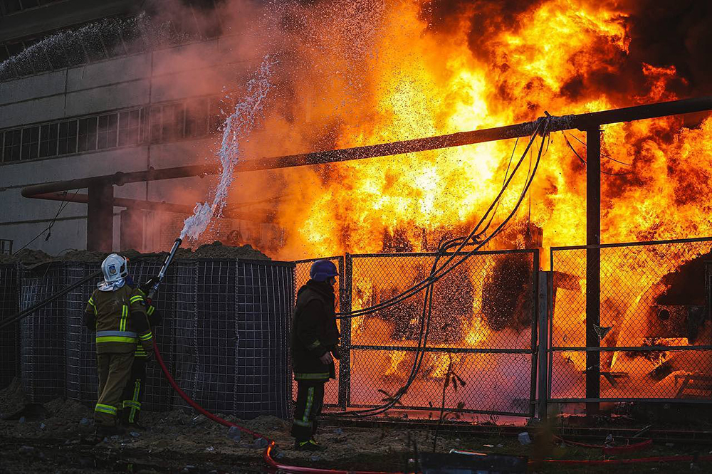 当地时间2022年10月18日，乌克兰基辅，俄罗斯针对能源基础设施的攻击后，消防人员正在对一场火灾进行应急处置。视觉中国 图