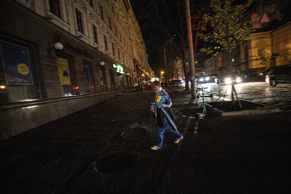当地时间2022年10月15日，乌克兰基辅，当地一个电力设施被毁后，居民被敦促在晚上减少用电，城市街道陷入半黑暗状态。视觉中国 图