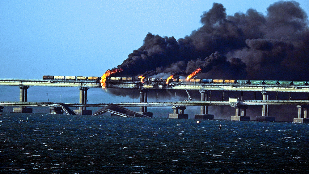 当地时间2022年10月8日，克里米亚大桥起火，黑烟滚滚。视觉中国 图