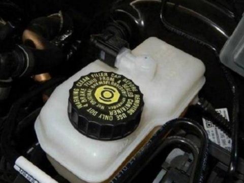 刹车油对汽车很重要，不要因小失大