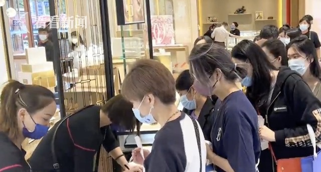 优惠券2秒售罄,全天冲刺1个亿!上海实体商场开启双十一大战!休闲区蓝鸢梦想 - Www.slyday.coM 优惠券2秒售罄,全天冲刺1个亿!上海实体商场开启双十一大战!休闲区蓝鸢梦想 - Www.slyday.coM