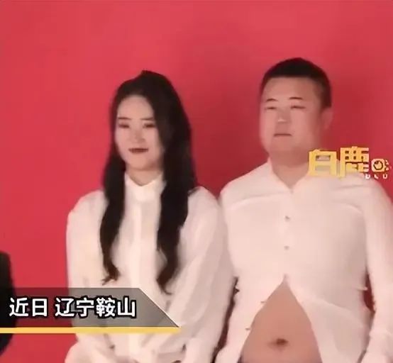 男子穿“露脐衫”拍结婚证登记照,女方全程憋笑【930新闻眼】休闲区蓝鸢梦想 - Www.slyday.coM 男子穿“露脐衫”拍结婚证登记照,女方全程憋笑【930新闻眼】休闲区蓝鸢梦想 - Www.slyday.coM