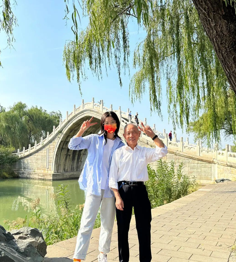 没有啃老,不想成为网红,“辞职带84岁爷爷游中国”走红后,孙女这样说…休闲区蓝鸢梦想 - Www.slyday.coM 没有啃老,不想成为网红,“辞职带84岁爷爷游中国”走红后,孙女这样说…休闲区蓝鸢梦想 - Www.slyday.coM