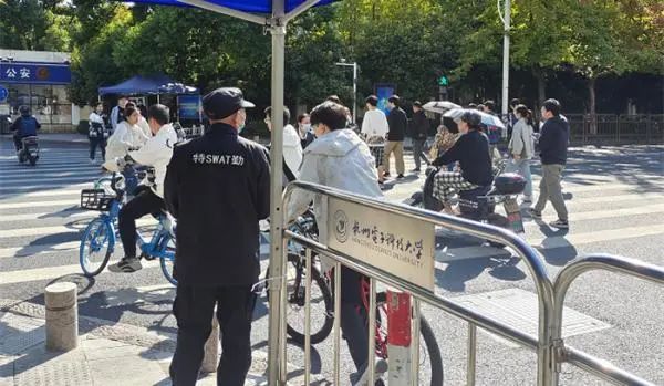 17年超10万元!大学保安默默助学,网友:真正富有的人休闲区蓝鸢梦想 - Www.slyday.coM 17年超10万元!大学保安默默助学,网友:真正富有的人休闲区蓝鸢梦想 - Www.slyday.coM