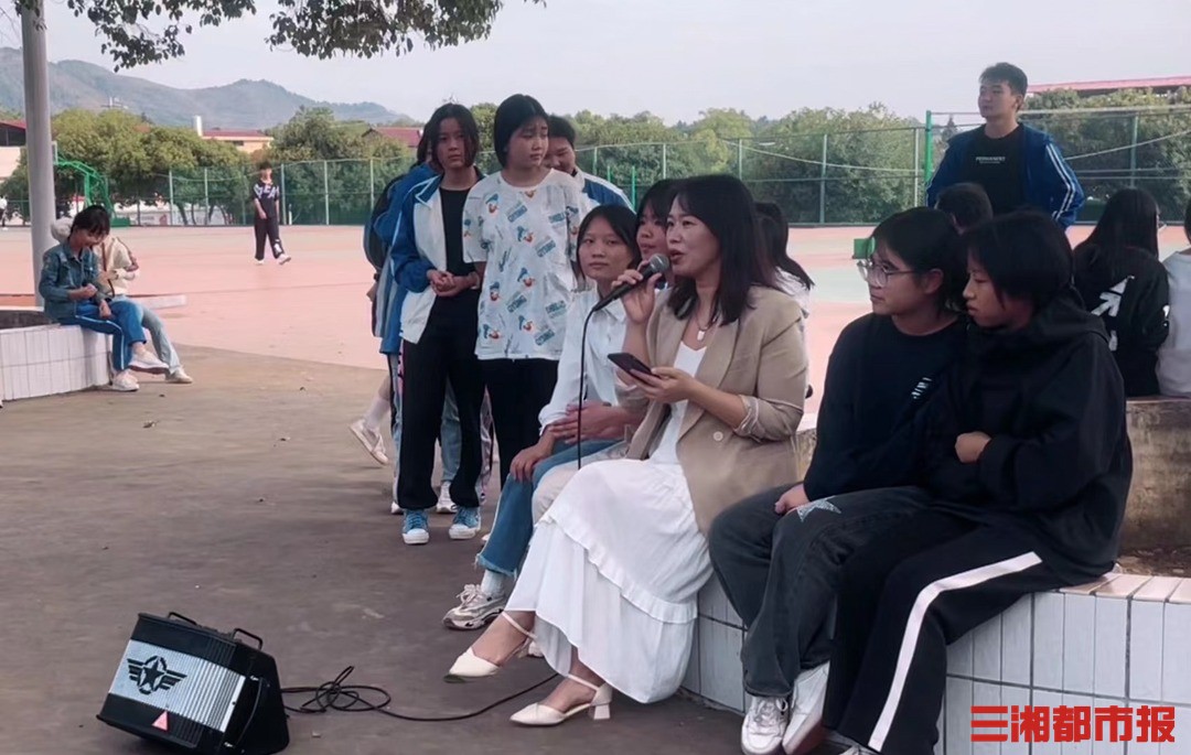 才华和美貌并存,“最会唱歌”的永州美术老师红了休闲区蓝鸢梦想 - Www.slyday.coM 才华和美貌并存,“最会唱歌”的永州美术老师红了休闲区蓝鸢梦想 - Www.slyday.coM