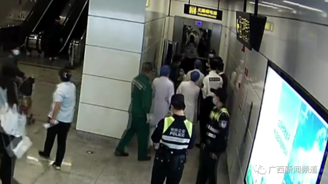 “不用怕,顺顺利利的!”孕妇地铁内身体不适,众人狂奔上前帮忙休闲区蓝鸢梦想 - Www.slyday.coM “不用怕,顺顺利利的!”孕妇地铁内身体不适,众人狂奔上前帮忙休闲区蓝鸢梦想 - Www.slyday.coM