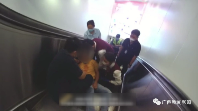 “不用怕,顺顺利利的!”孕妇地铁内身体不适,众人狂奔上前帮忙休闲区蓝鸢梦想 - Www.slyday.coM “不用怕,顺顺利利的!”孕妇地铁内身体不适,众人狂奔上前帮忙休闲区蓝鸢梦想 - Www.slyday.coM