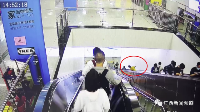 “不用怕,顺顺利利的!”孕妇地铁内身体不适,众人狂奔上前帮忙休闲区蓝鸢梦想 - Www.slyday.coM “不用怕,顺顺利利的!”孕妇地铁内身体不适,众人狂奔上前帮忙休闲区蓝鸢梦想 - Www.slyday.coM