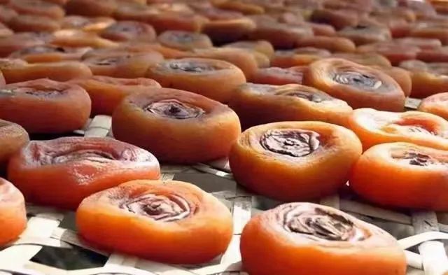 柿饼上的白霜能不能吃?网友:我一直以为这是一层人为加的糖霜……休闲区蓝鸢梦想 - Www.slyday.coM 柿饼上的白霜能不能吃?网友:我一直以为这是一层人为加的糖霜……休闲区蓝鸢梦想 - Www.slyday.coM