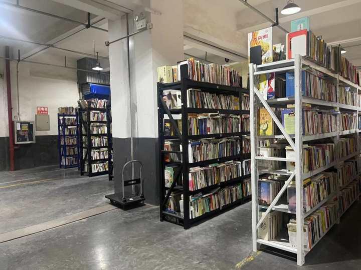 藏书十万，近爆红，小程序会员增加2000人！杭州这家仓库二手书店活了插图2