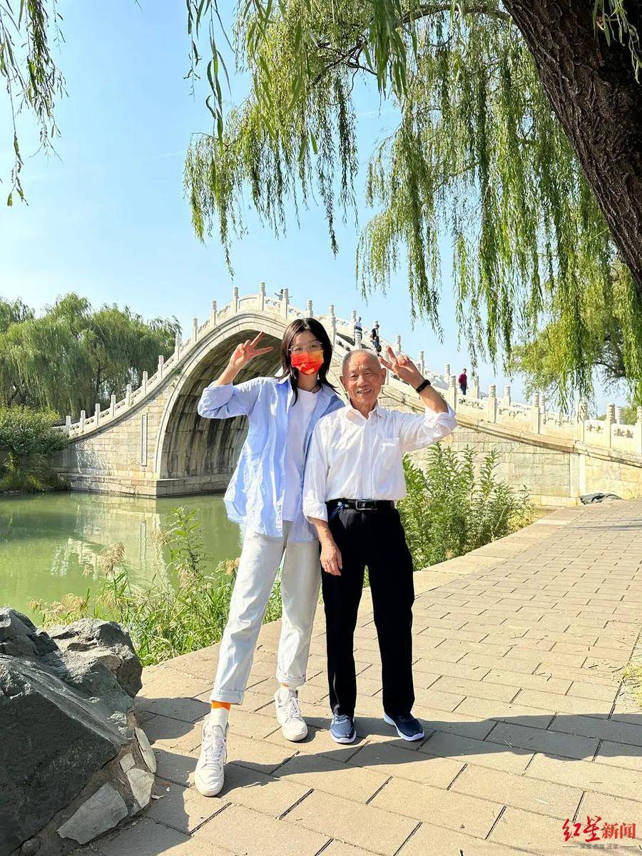 95后女孩辞职带84岁爷爷“游中国”走红,当事人回应……休闲区蓝鸢梦想 - Www.slyday.coM 95后女孩辞职带84岁爷爷“游中国”走红,当事人回应……休闲区蓝鸢梦想 - Www.slyday.coM