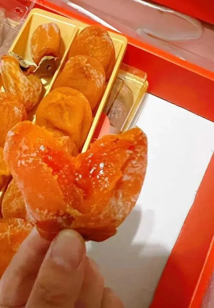 柿饼上的白霜能不能吃?网友:我一直以为这是一层人为加的糖霜……休闲区蓝鸢梦想 - Www.slyday.coM 柿饼上的白霜能不能吃?网友:我一直以为这是一层人为加的糖霜……休闲区蓝鸢梦想 - Www.slyday.coM