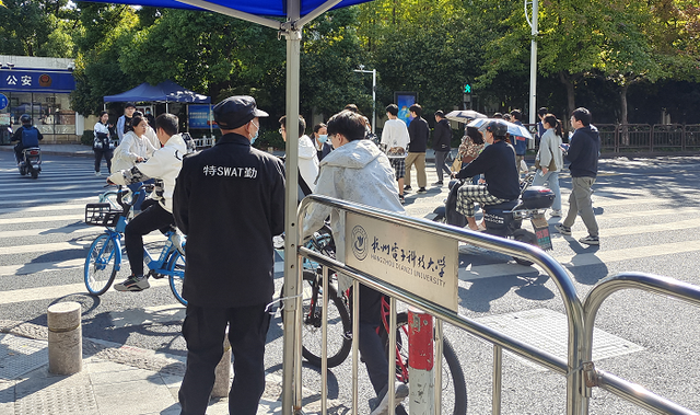 大学保安17年来默默资助了6个学生,总金额超过十万元……网友:真正富有的人休闲区蓝鸢梦想 - Www.slyday.coM 大学保安17年来默默资助了6个学生,总金额超过十万元……网友:真正富有的人休闲区蓝鸢梦想 - Www.slyday.coM