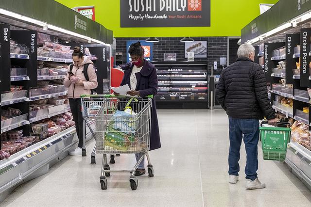 当地时间2022年10月20日，英国伦敦，市民在超市内选购。