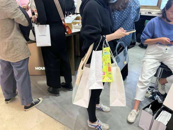 今天这个商场怎么那么多人?提前一个多小时排队等开门,还有人拖着行李箱逛休闲区蓝鸢梦想 - Www.slyday.coM 今天这个商场怎么那么多人?提前一个多小时排队等开门,还有人拖着行李箱逛休闲区蓝鸢梦想 - Www.slyday.coM