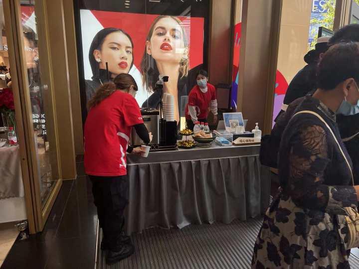 今天这个商场怎么那么多人?提前一个多小时排队等开门,还有人拖着行李箱逛休闲区蓝鸢梦想 - Www.slyday.coM 今天这个商场怎么那么多人?提前一个多小时排队等开门,还有人拖着行李箱逛休闲区蓝鸢梦想 - Www.slyday.coM