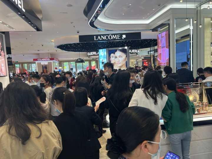 今天这个商场怎么那么多人?提前一个多小时排队等开门,还有人拖着行李箱逛休闲区蓝鸢梦想 - Www.slyday.coM 今天这个商场怎么那么多人?提前一个多小时排队等开门,还有人拖着行李箱逛休闲区蓝鸢梦想 - Www.slyday.coM