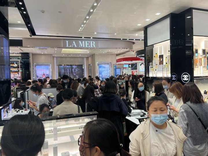 今天这个商场怎么那么多人?提前一个多小时排队等开门,还有人拖着行李箱逛休闲区蓝鸢梦想 - Www.slyday.coM 今天这个商场怎么那么多人?提前一个多小时排队等开门,还有人拖着行李箱逛休闲区蓝鸢梦想 - Www.slyday.coM