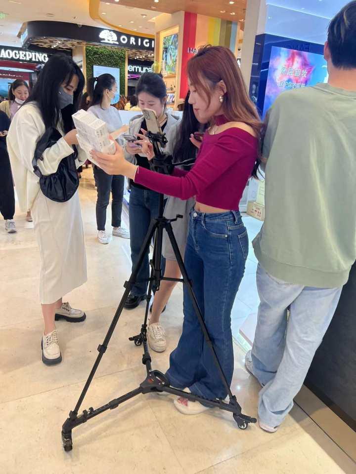 今天这个商场怎么那么多人?提前一个多小时排队等开门,还有人拖着行李箱逛休闲区蓝鸢梦想 - Www.slyday.coM 今天这个商场怎么那么多人?提前一个多小时排队等开门,还有人拖着行李箱逛休闲区蓝鸢梦想 - Www.slyday.coM